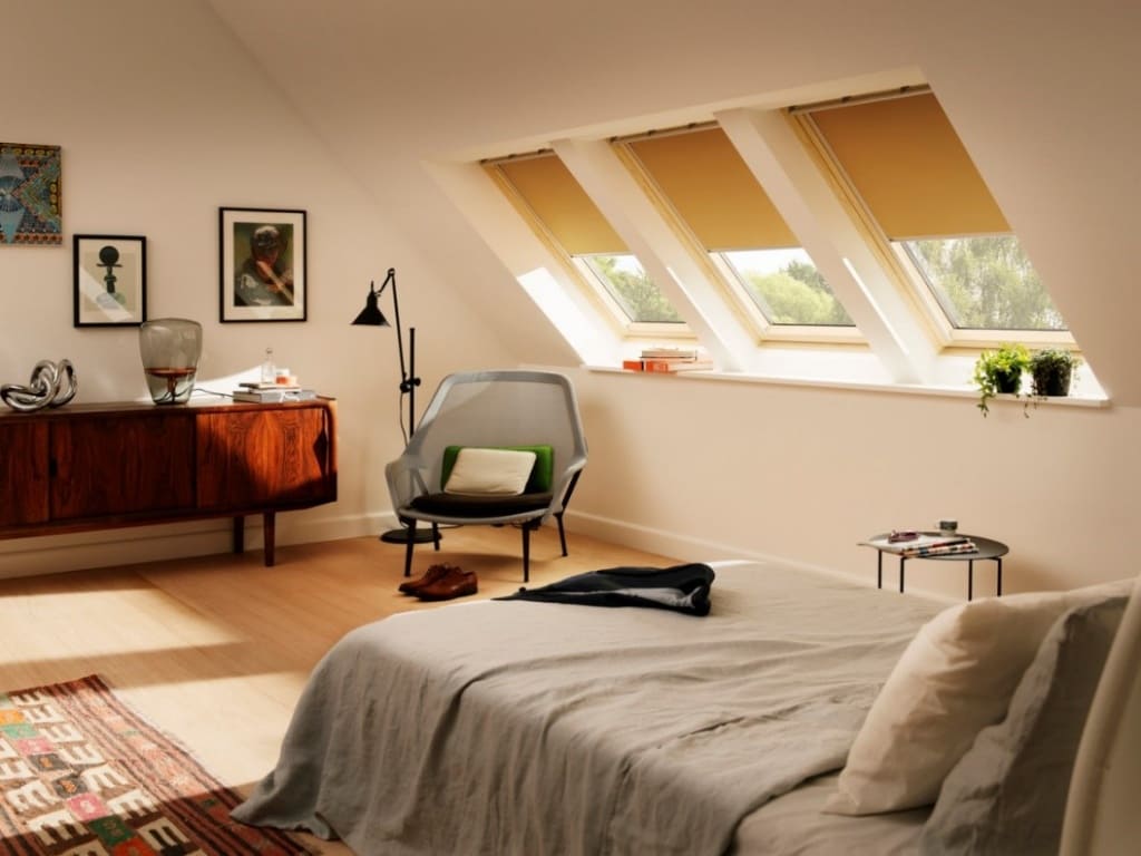 пример расположения небольших  мансардных окнон в спальне