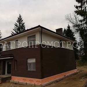 Фасад утеплен базальтовой ватой толщиной 50мм и облицован керамическим кирпичом М-150 цвет «Корица»